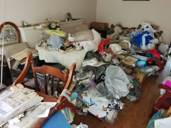 Muuttolaatikoita kannetaan asunnosta